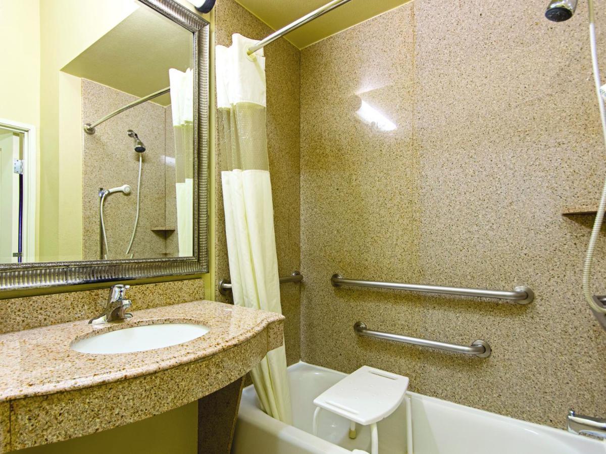 La Quinta By Wyndham Houston New Caney Exterior photo